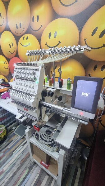 Vand masina de brodat industriala, model BAI Mirror 1501 cu 15 culori