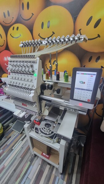 Vand masina de brodat industriala, model BAI Mirror 1501 cu 15 culori